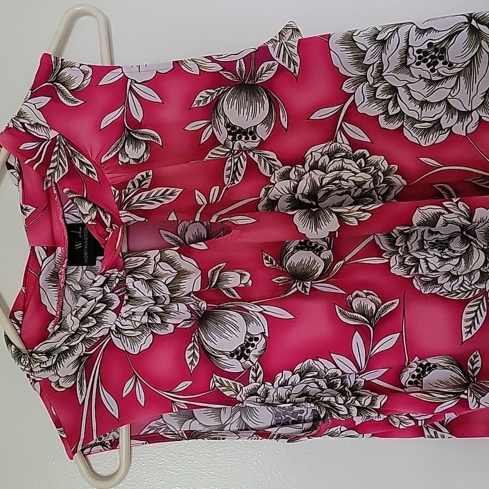 Sleeveless keyhole shirt sz medium